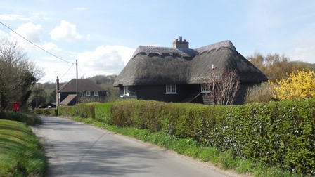 Hartley Kent: Hartley Bottom Road - Goldsmiths Cottage (in foreground) and The Cottage