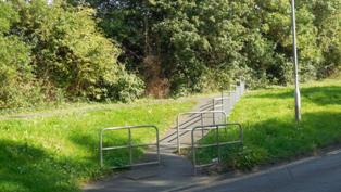 Hartley-Kent: Hoselands Hill, path by railway bridge